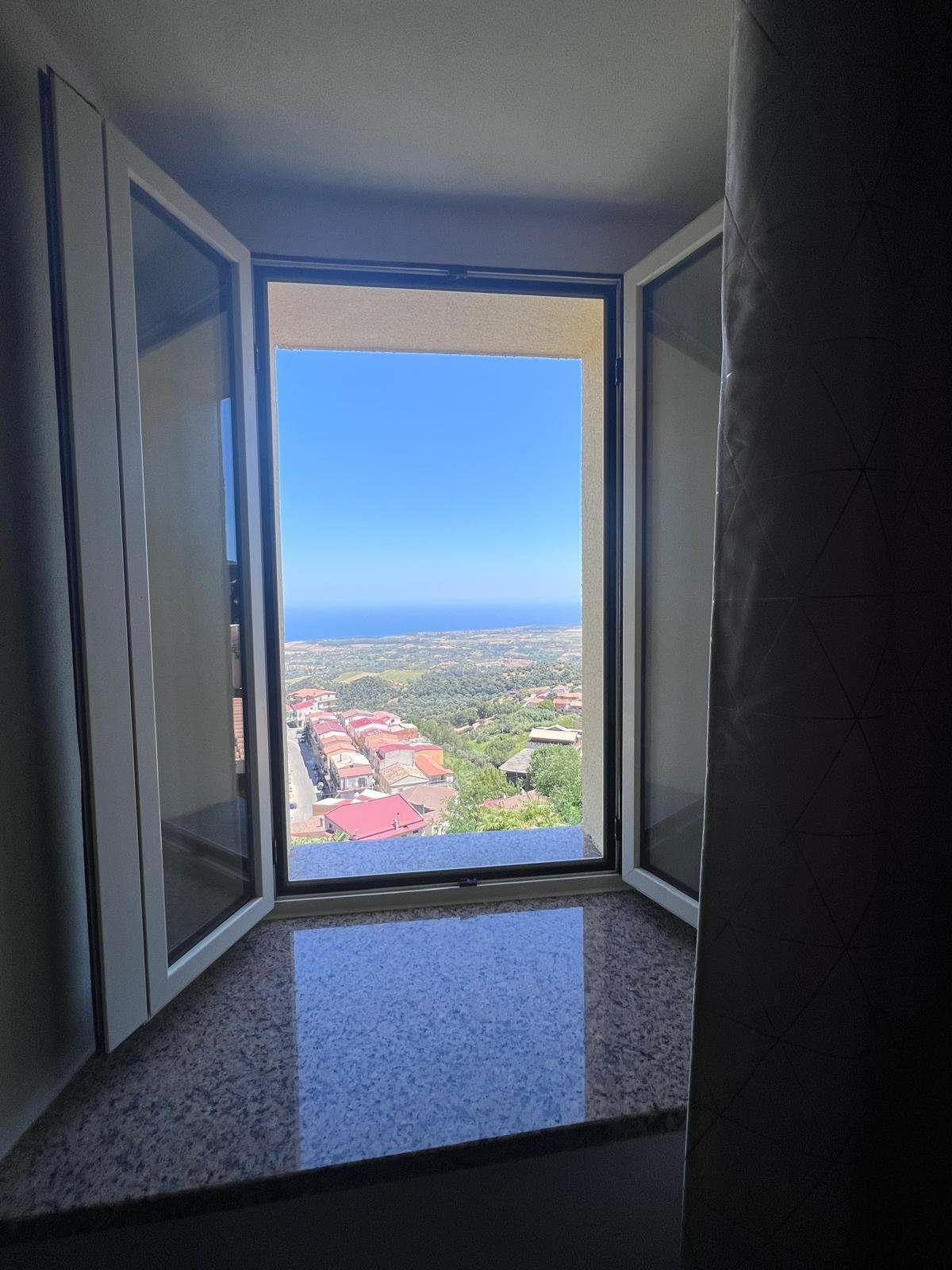 Camera Arenacchio — vista mare dalla finestra