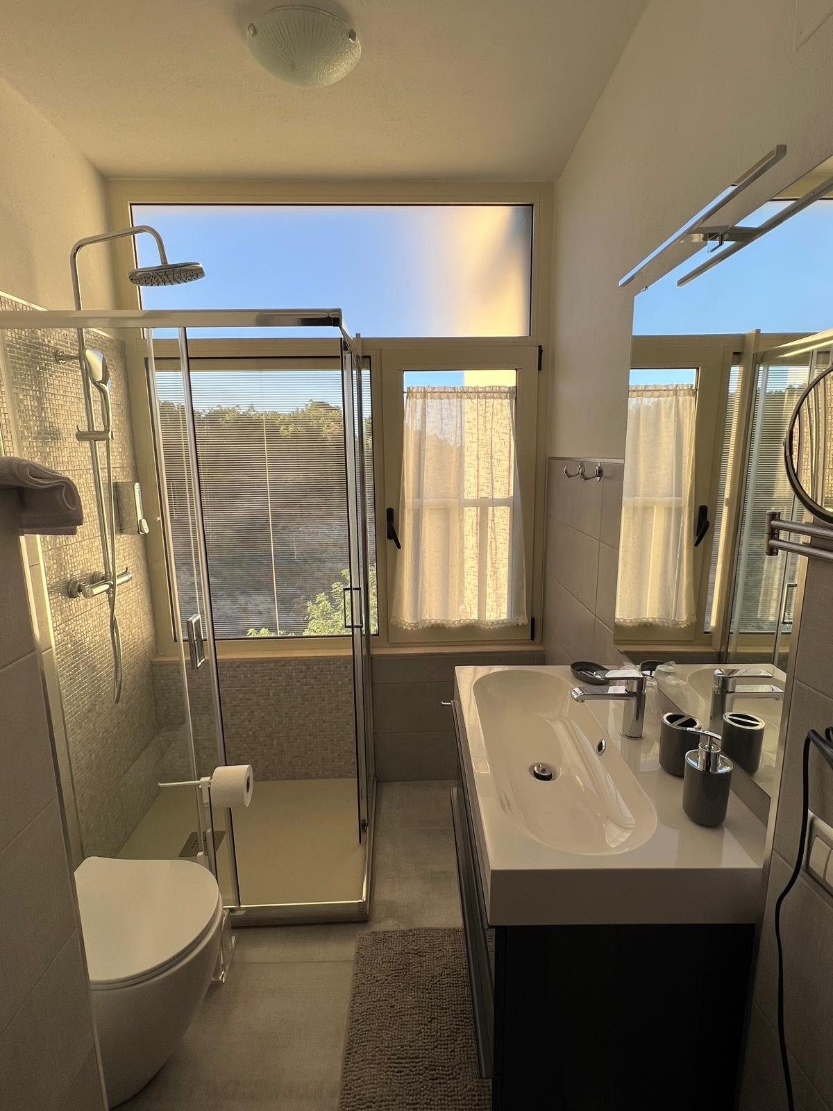 Camera Punta Vecchia — il bagno con doccia