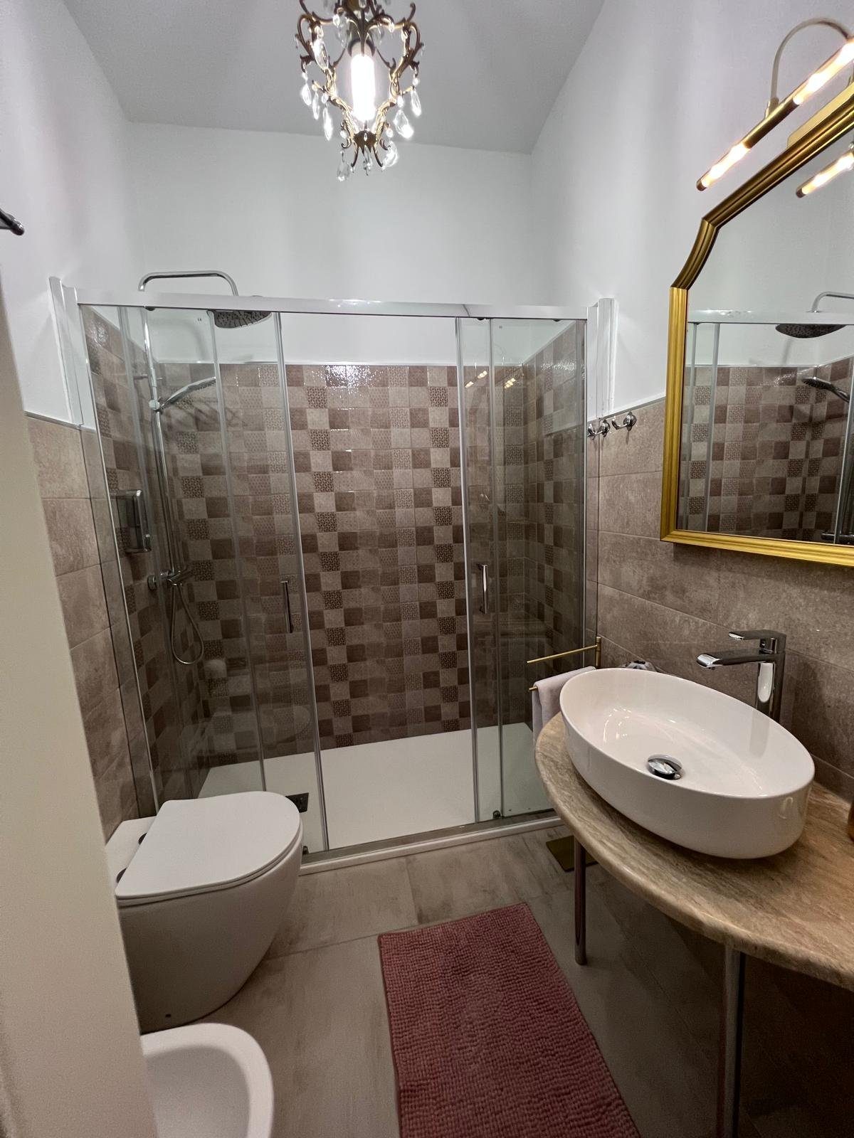 Camera San Nicodemo — il bagno con doccia