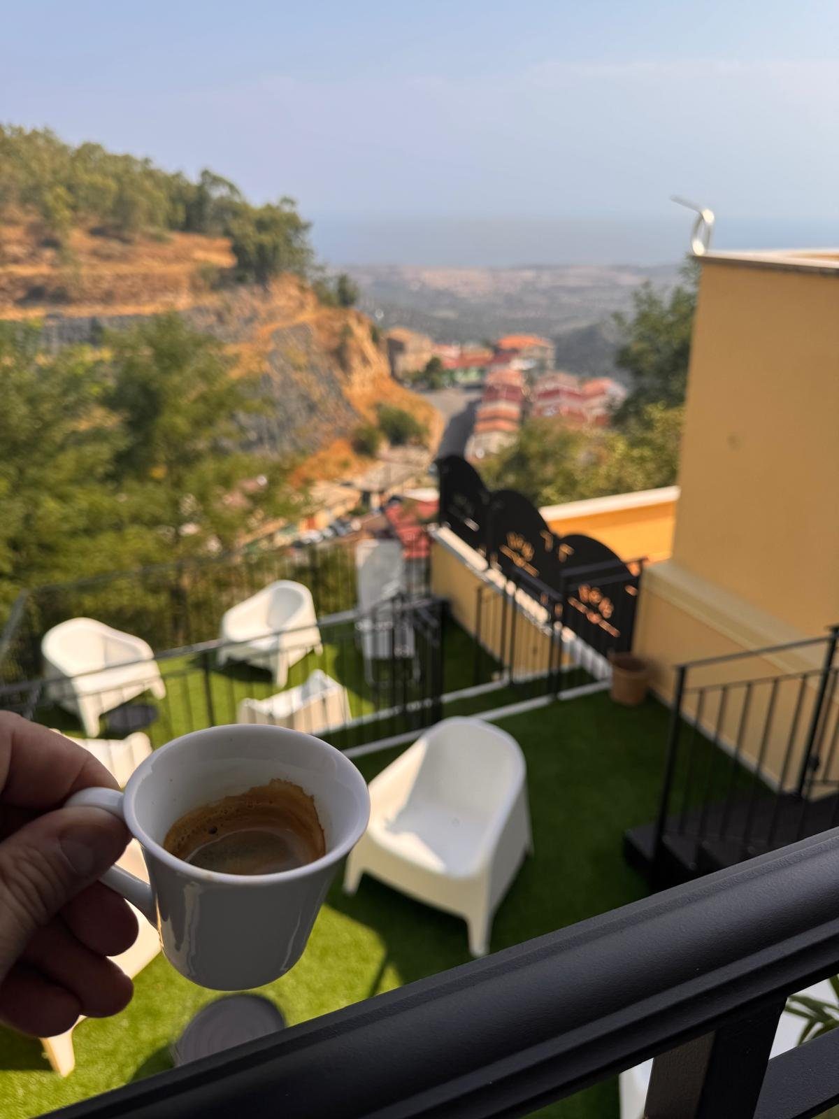 Il caffè del mattino sulla terrazza con vista