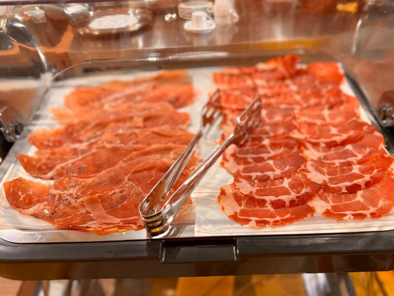 Salumi locali al banco della colazione