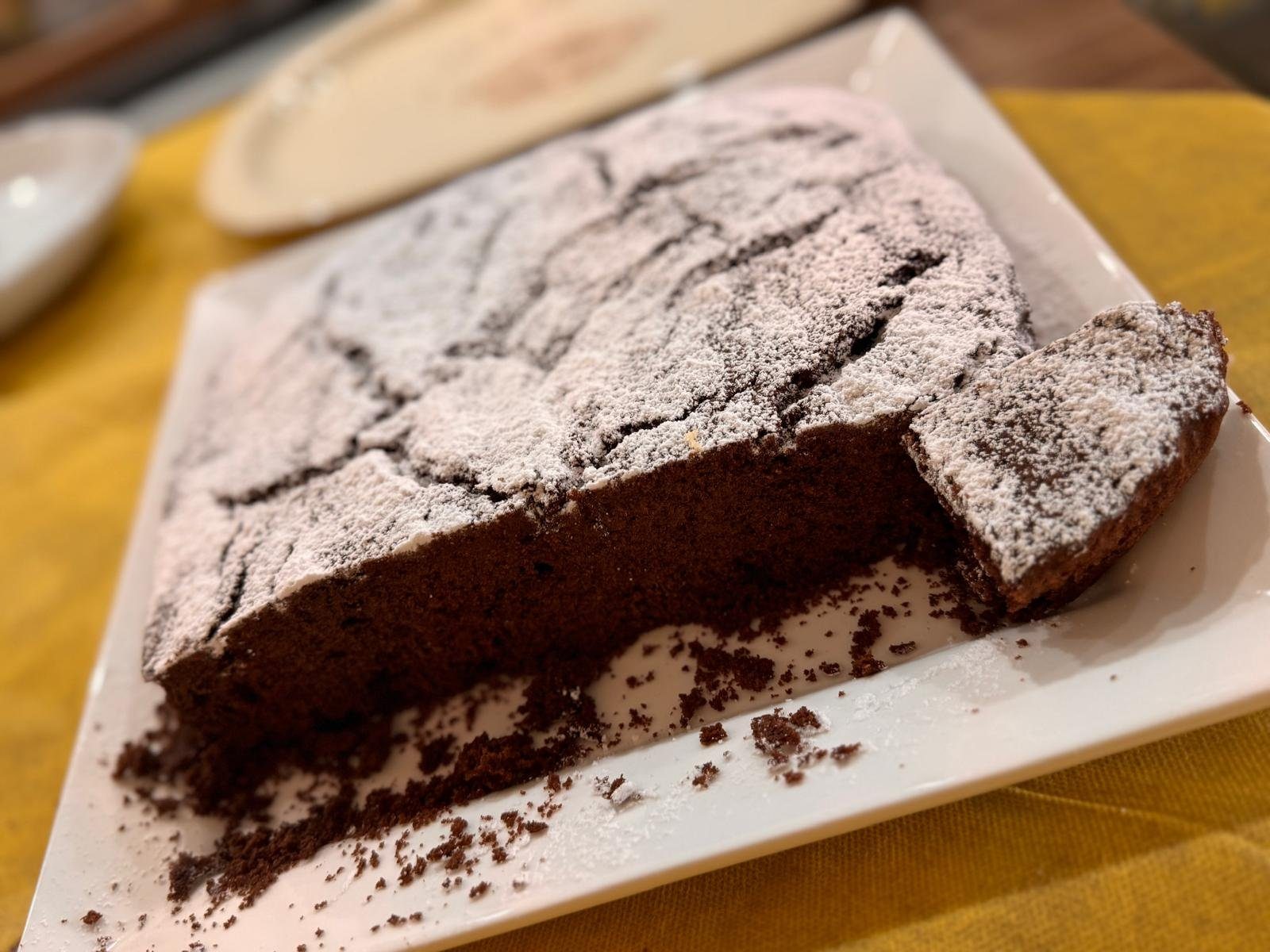 Una fetta della torta al cioccolato di casa