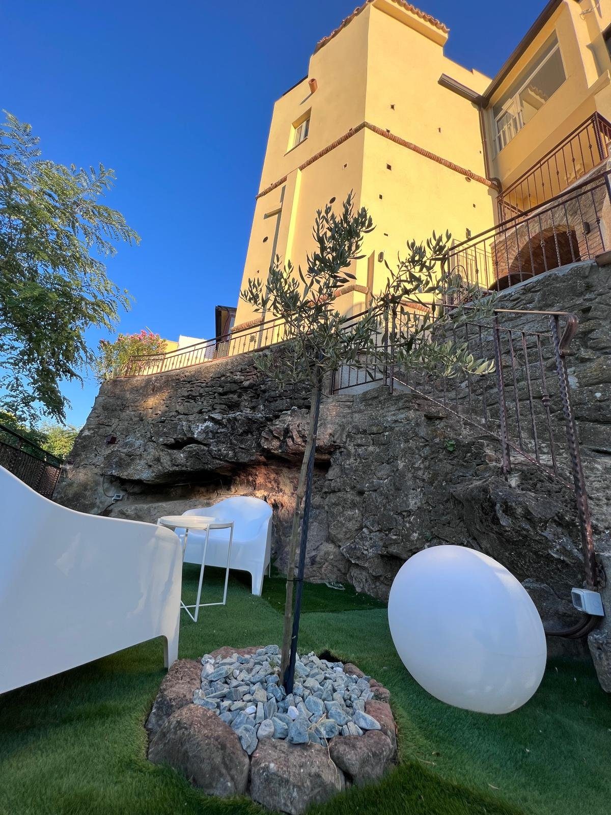 Le terrazze ai piedi della torre, tra ulivi e pietra
