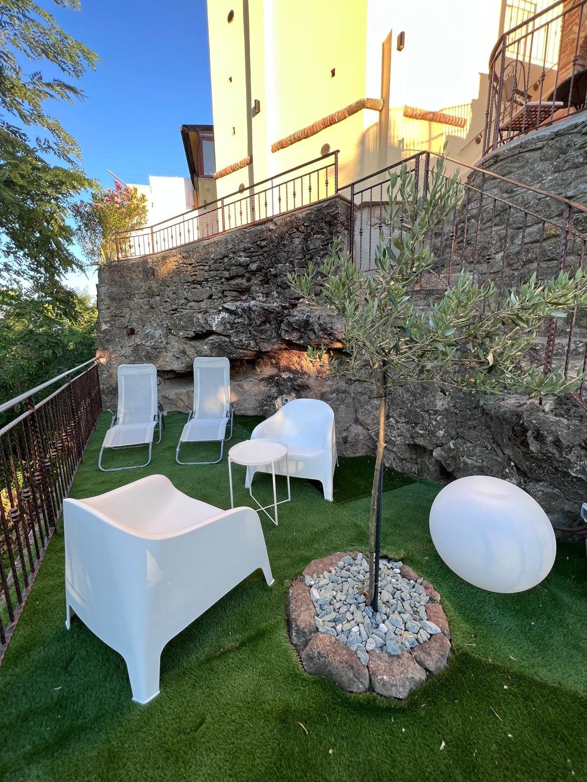 Sdraio e poltroncine per il sole del pomeriggio, sulla terrazza