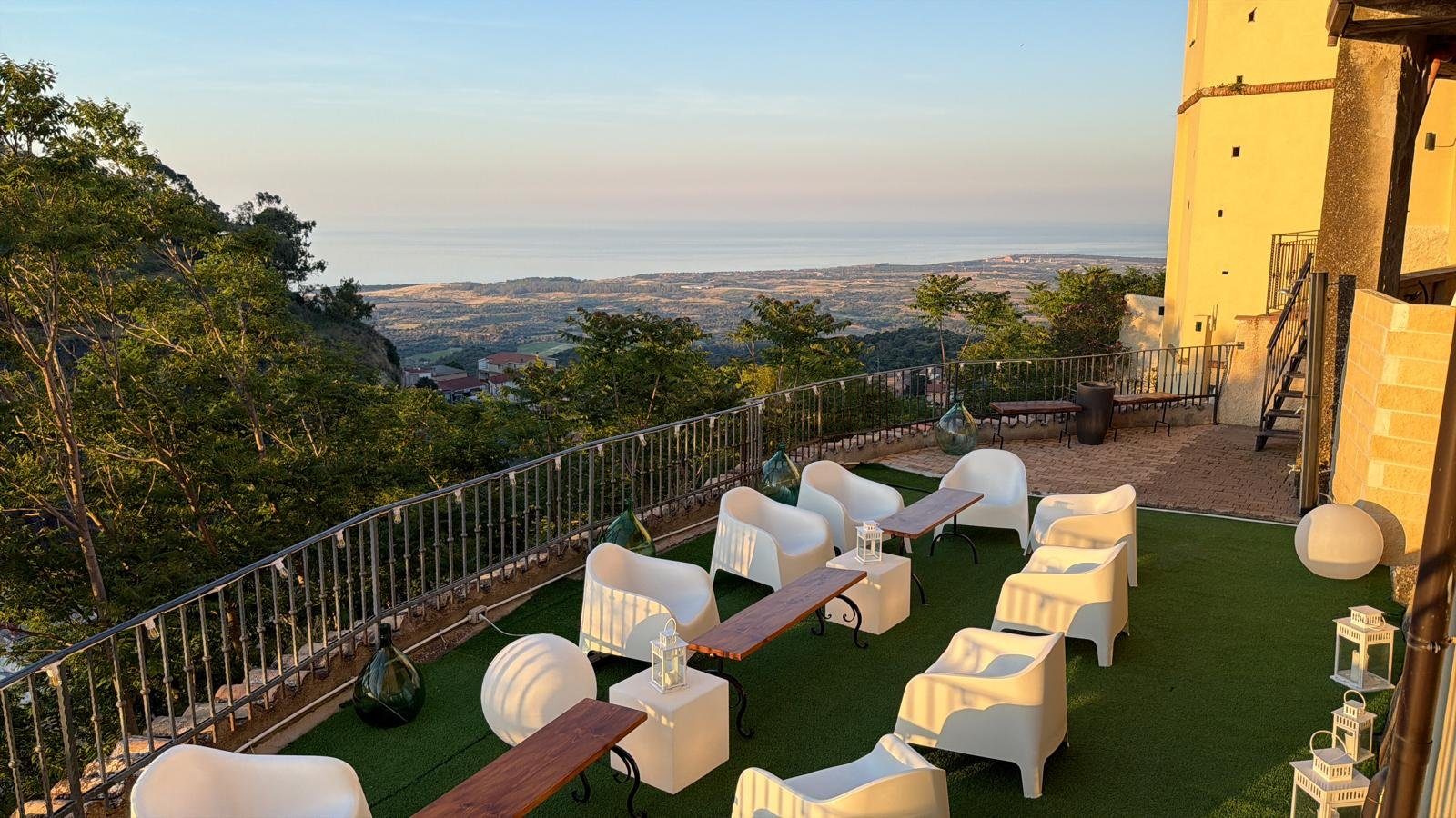 Le terrazze al tramonto, con la vista che arriva fino al mare