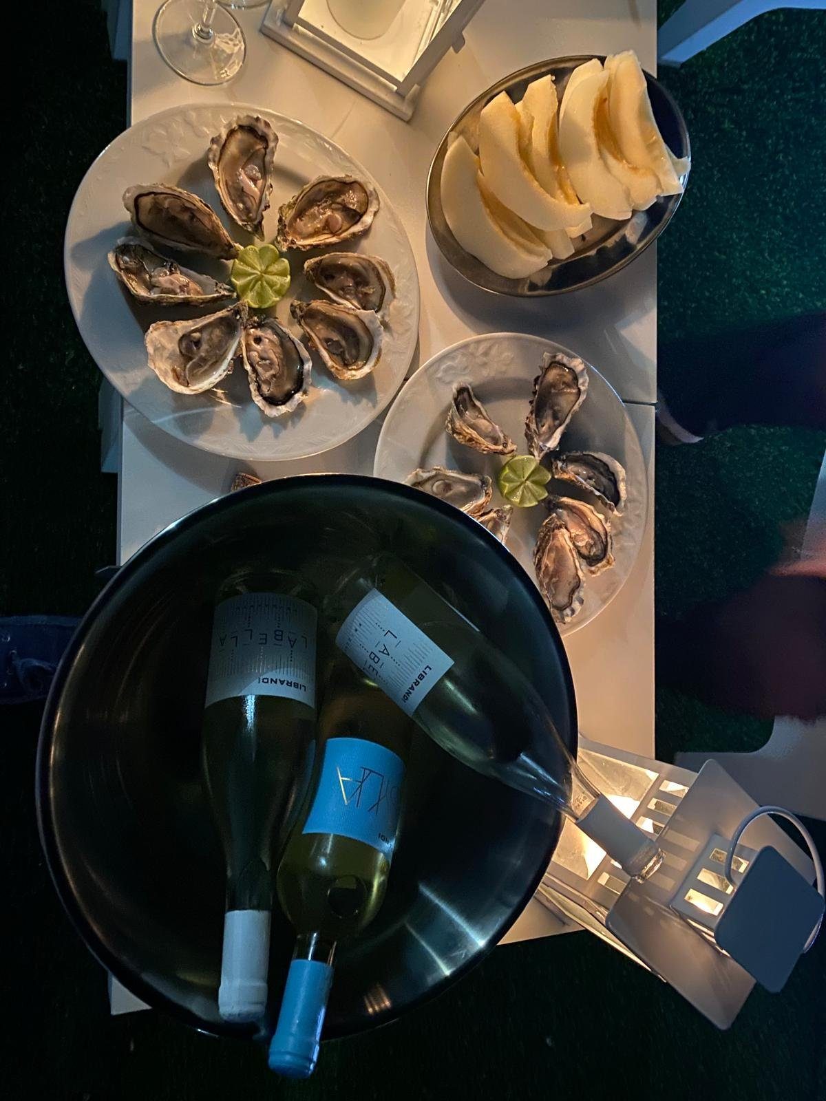 Crudité di mare: ostriche con lime e vini di Cirò in fresco