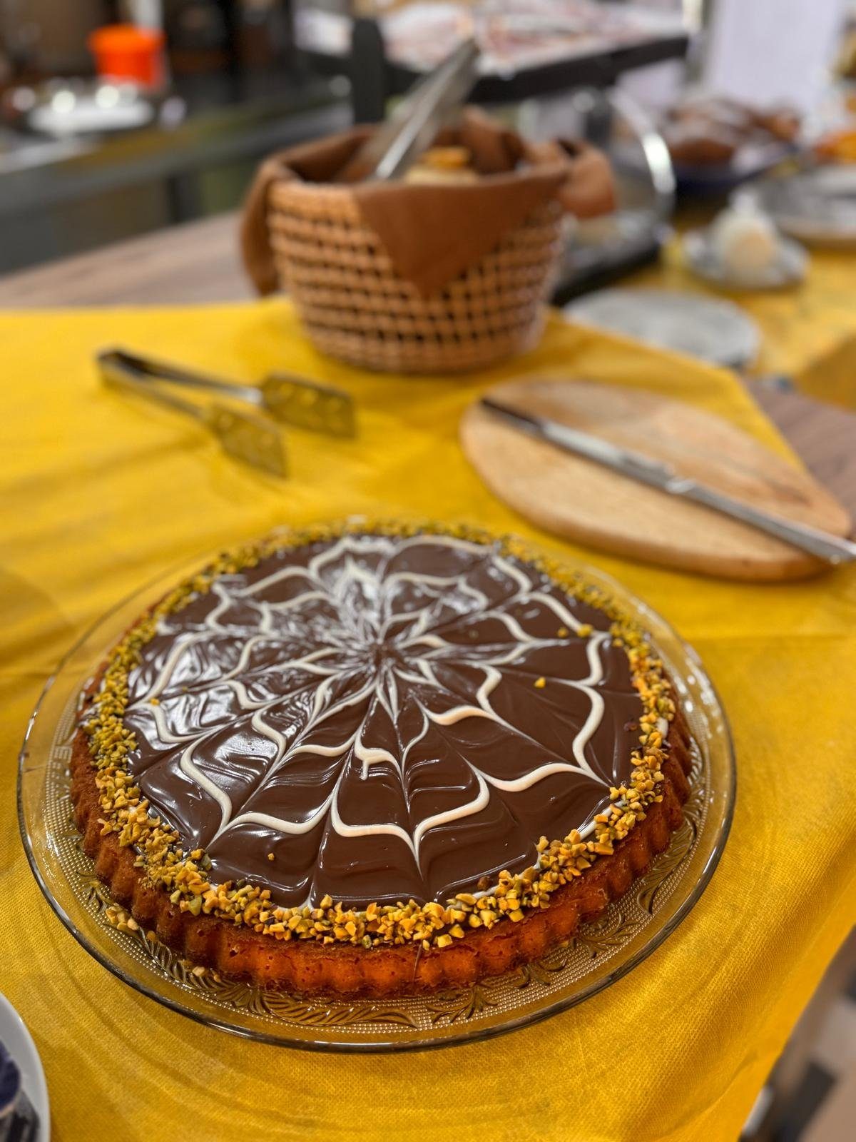 Crostata al cioccolato con granella di pistacchio