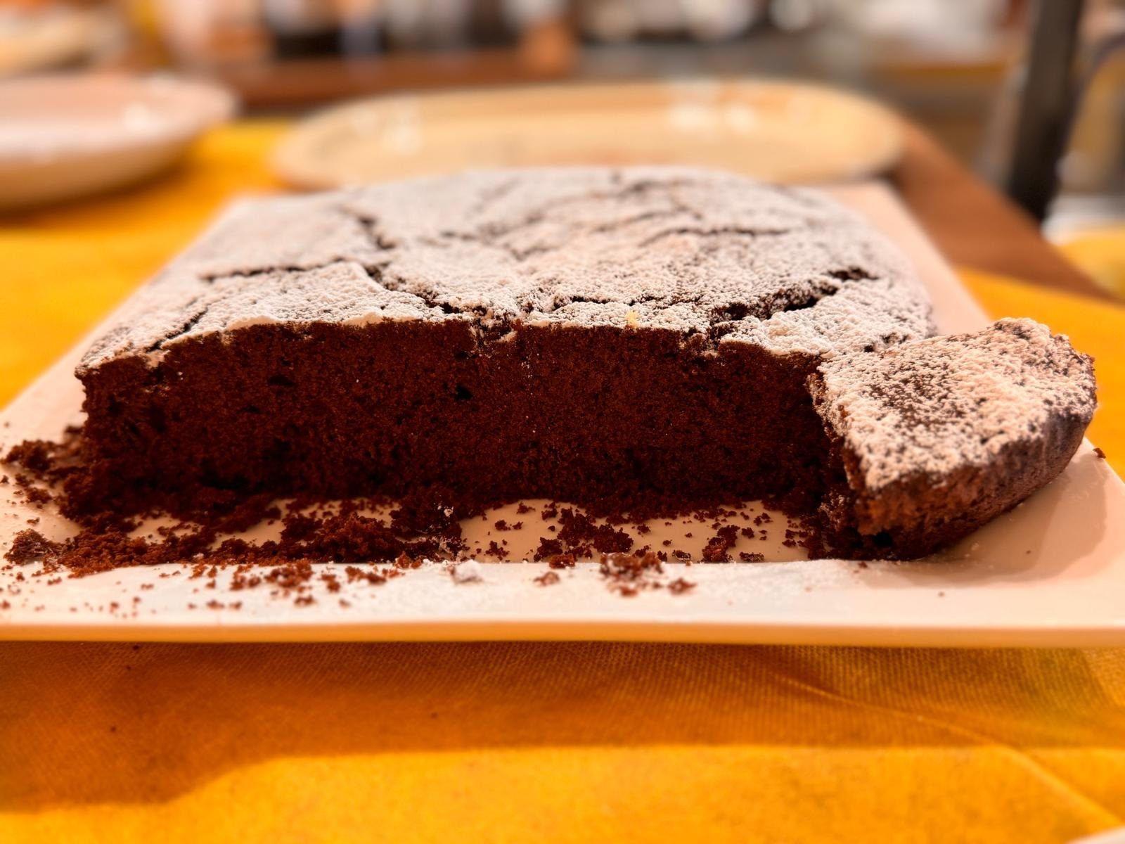 Torta al cioccolato fatta in casa, spolverata di zucchero a velo