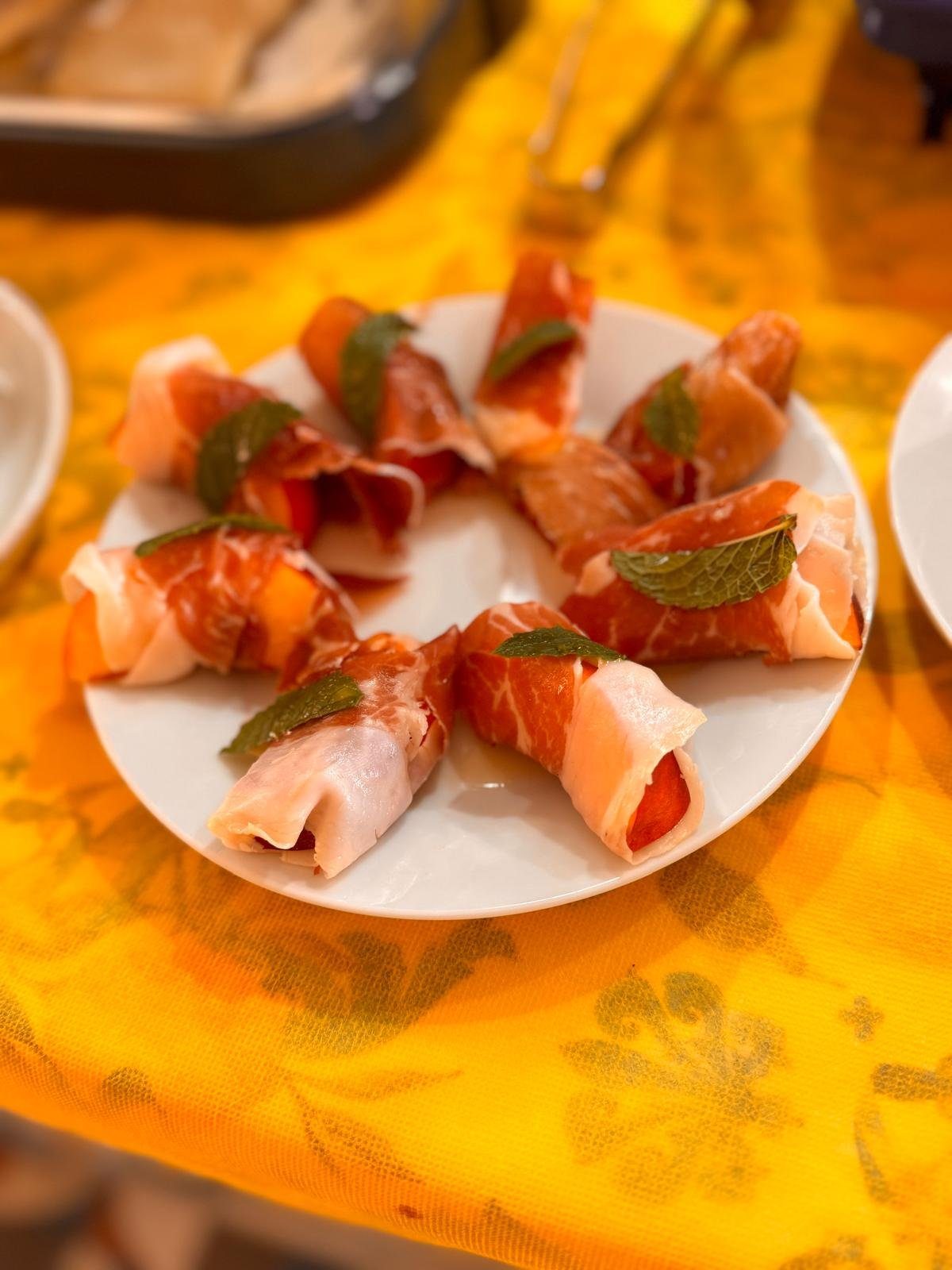Involtini di capocollo e pesca con menta